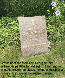 Gravmindet for Niels Carl Georg d'Obry Willemoës på Ribe Ny Kirkegård. I betragtning af hans erhverv og status i byen, er epitafiet af rød granit en meget beskeden gravsten. Foto: Charlotte Lindhardt.